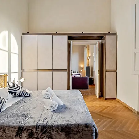 Via Venezia 10 - Renaissance - Historic Charm With Frescoes And Private Courtyard Parking In Heart Floransa