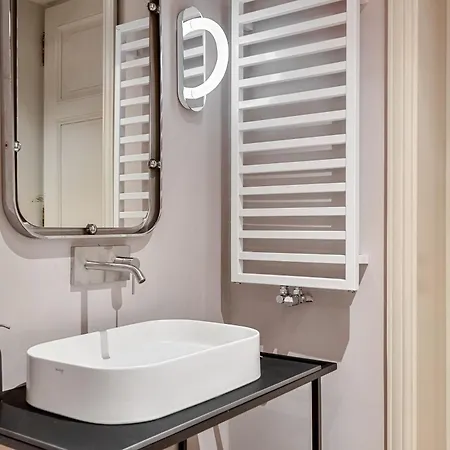 Apartment Via Venezia 10 - Renaissance - Historic Charm With Frescoes And Private Courtyard Parking In Heart Florenz