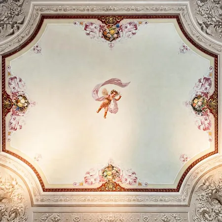 Apartment Via Venezia 10 - Renaissance - Historic Charm With Frescoes And Private Courtyard Parking In Heart *