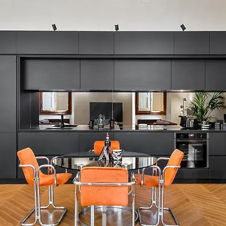 Via Venezia 10 - Renaissance - Historic Charm With Frescoes And Private Courtyard Parking In Heart Apartment *