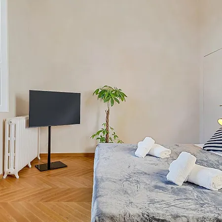 Via Venezia 10 - Renaissance - Historic Charm With Frescoes And Private Courtyard Parking In Heart Apartment *