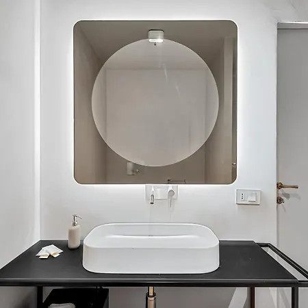 Via Venezia 10 - Renaissance - Historic Charm With Frescoes And Private Courtyard Parking In Heart Florenz