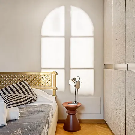 Via Venezia 10 - Renaissance - Historic Charm With Frescoes And Private Courtyard Parking In Heart Apartment