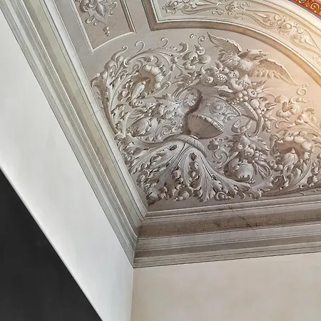 Appartamento Via Venezia 10 - Renaissance - Historic Charm With Frescoes And Private Courtyard Parking In Heart *