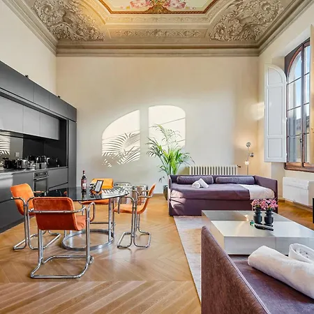 Via Venezia 10 - Renaissance - Historic Charm With Frescoes And Private Courtyard Parking In Heart