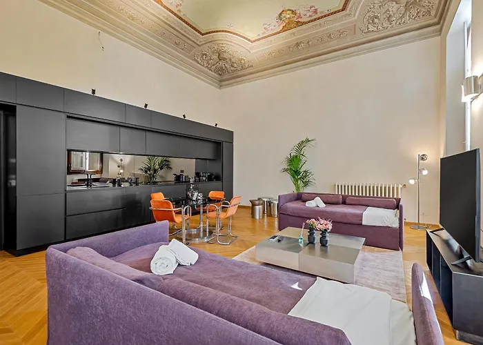 Via Venezia 10 - Renaissance - Historic Charm With Frescoes And Private Courtyard Parking In Heart
