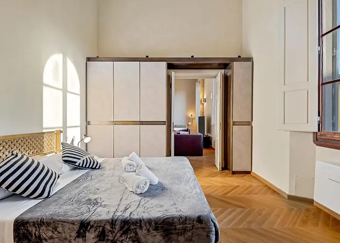 Via Venezia 10 - Renaissance - Historic Charm With Frescoes And Private Courtyard Parking In Heart Флоренция