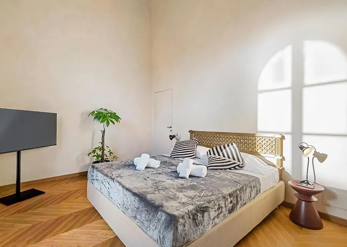 Via Venezia 10 - Renaissance - Historic Charm With Frescoes And Private Courtyard Parking In Heart Апартаменты